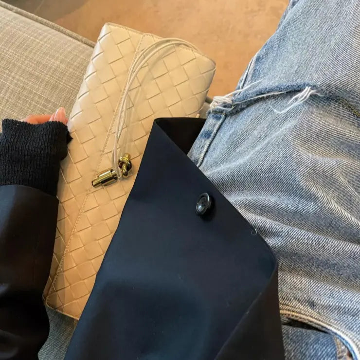 Lítil Vefnaðar Clutch Taska – Stílhrein og Fullkomin fyrir Léttar Útfarir Snjall Tæki